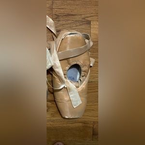 Pointe shoes for crafts